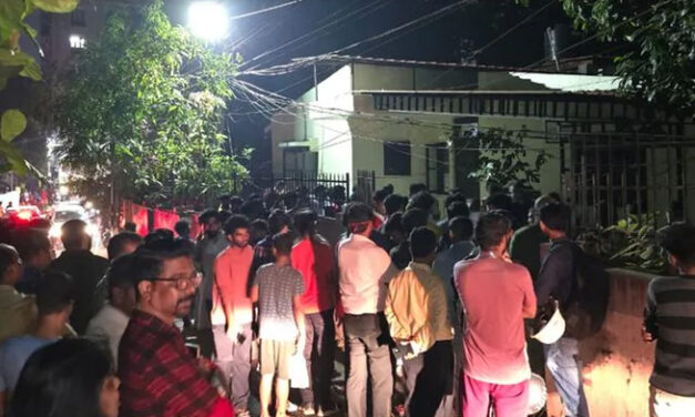 കാക്കനാട് കൂട്ട ആത്മഹത്യ: പോസ്റ്റ്‌മോര്‍ട്ടം ഇന്ന്, കുറിപ്പ് കണ്ടെത്തി, അമ്മയുടെ മൃതദേഹത്തിന് മുകളില്‍ വെള്ളത്തുണി വിരിച്ച് പൂക്കള്‍