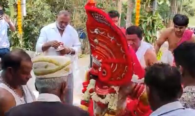 മൂരിര തറവാട്ടിലെ തെയ്യം കുടകിന്റെ ആരാധനാമൂർത്തിയായി മാറുമ്പോൾ