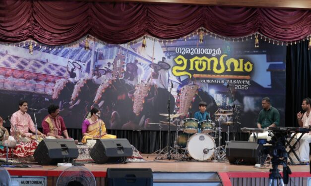 മുത്തശ്ശൻ ഭാഗവതഹസം മള്ളിയൂർ ശങ്കരൻ നമ്പൂതിരിയുടെ ഉപാസനാ മൂർത്തിക്ക് ഡ്രംസിൽ പ്രണാമം അർപ്പിച്ചു മള്ളിയൂർ ശങ്കരൻ ; കയ്യടിച്ച് കണ്ണന്റെ ഭക്തർ