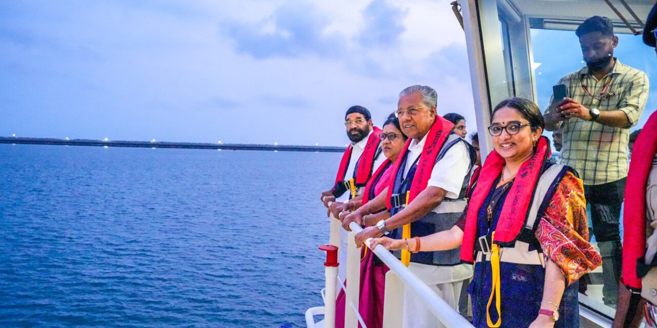 മുഖ്യമന്ത്രി കുടുംബസമേതം വിഴിഞ്ഞത്ത് ; കടല്‍യാത്ര നടത്തി.