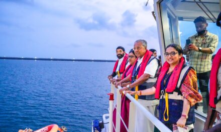 മുഖ്യമന്ത്രി കുടുംബസമേതം വിഴിഞ്ഞത്ത് ; കടല്‍യാത്ര നടത്തി.