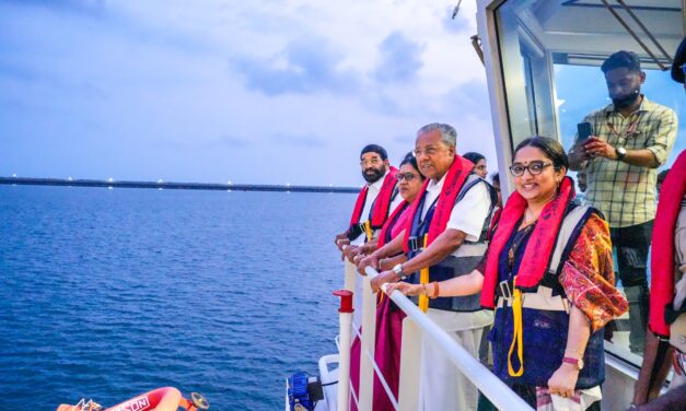 മുഖ്യമന്ത്രി കുടുംബസമേതം വിഴിഞ്ഞത്ത് ; കടല്‍യാത്ര നടത്തി.