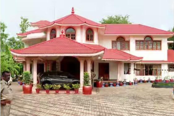 കോട്ടയത്ത് പ്രമുഖ വ്യവസായിയും ഭാര്യയും വീടിനുള്ളിൽ മരിച്ച നിലയിൽ, ദേഹത്ത് മുറിവേറ്റ പാടുകള്‍; കൊലപാതകമെന്ന് സൂചന
