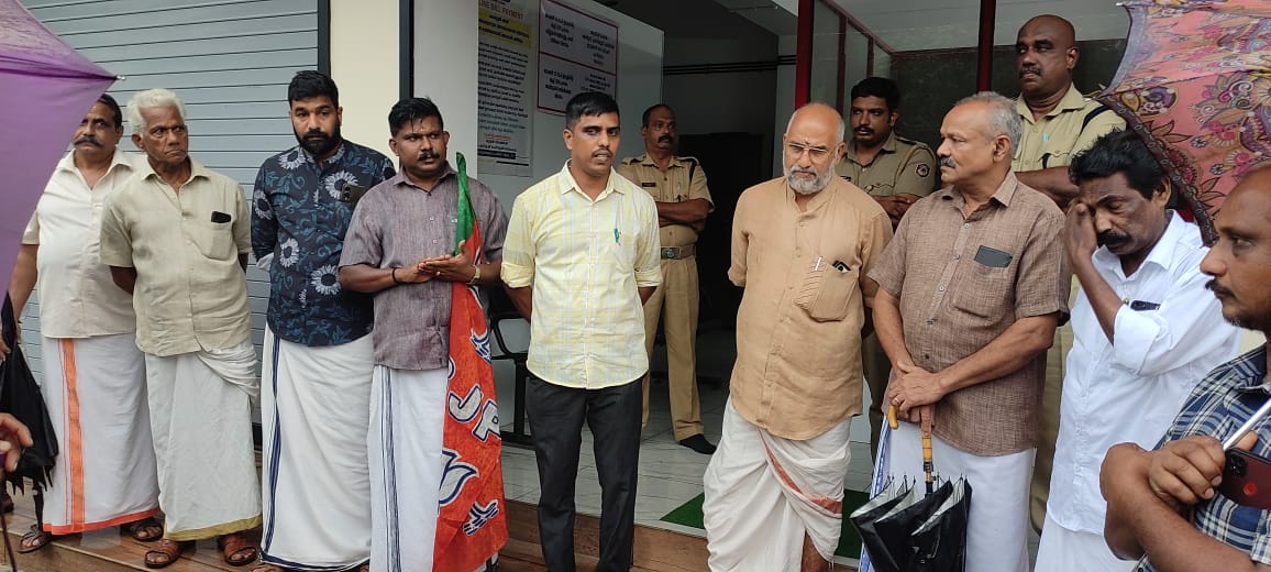 പള്ളിക്കത്തോട് ഇരുട്ടിൽ!!. കെഎസ്ഇബി ഓഫീസിലേക്ക് ബിജെപി മാർച്ച്