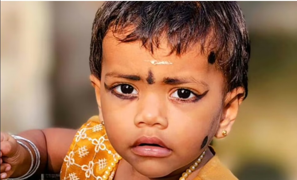 പിതാവ് വാഹനം പിന്നിലേക്ക് എടുക്കുന്നതിനിടെ ടയർ തട്ടി അപകടം; ഒന്നര വയസുകാരിക്ക് ദാരുണാന്ത്യം