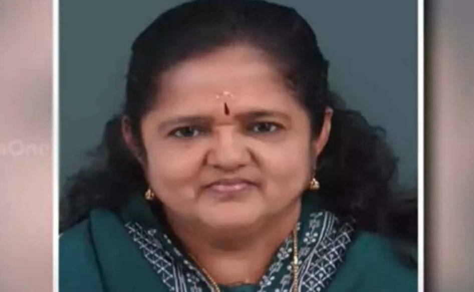 വിരമിക്കാൻ രണ്ടുദിവസം മാത്രം; എപ്ലോയ്‌മെന്റ് ഓഫീസർ ബസ്സിനടിയില്‍ പെട്ട് മരിച്ചു; വിരുന്നിനായി  ഒരുക്കിയ പന്തൽ അന്ത്യയാത്രയുടേതായി