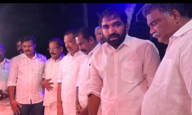 വിഴിഞ്ഞം സമര്‍പ്പണ ദിനപുലരിയില്‍ ഉമ്മന്‍ചാണ്ടിയുടെ കല്ലറയിലെത്തി പ്രണാമം അര്‍പ്പിച്ചു കോവളം എംഎല്‍എ