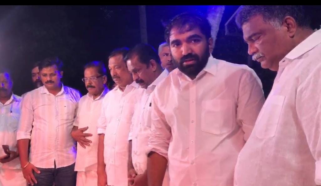 വിഴിഞ്ഞം സമര്‍പ്പണ ദിനപുലരിയില്‍ ഉമ്മന്‍ചാണ്ടിയുടെ കല്ലറയിലെത്തി പ്രണാമം അര്‍പ്പിച്ചു കോവളം എംഎല്‍എ