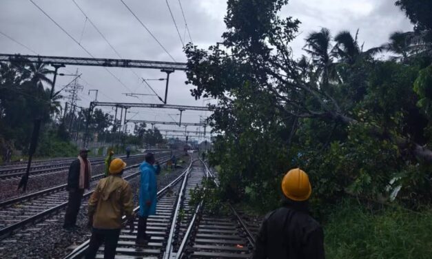 മഴ ട്രെയിന്‍ ഗതാഗതത്തെയും ബാധിച്ചു; വൈകിയോടി ട്രെയിനുകള്‍