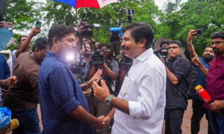 നിലമ്പൂർ : സ്വരാജും ഷൗക്കത്തും മുഖാമുഖം കണ്ടു