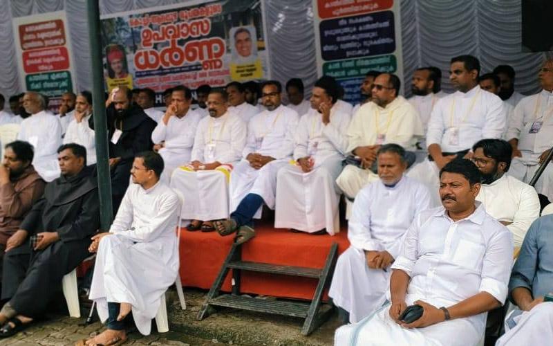 തീരദേശ സംരക്ഷണ പ്രതിഷേധം നടത്തിയ ലത്തീൻ കത്തോലിക്കാ വൈദികര്‍ക്കെതിരെ കേസ്