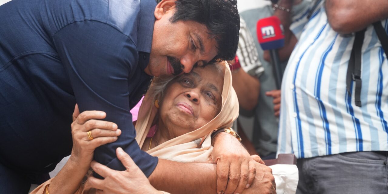 ആര്യാടൻ ഷൗക്കത്ത് വസതിയിൽ എത്തി ഉമ്മയെ കണ്ടു