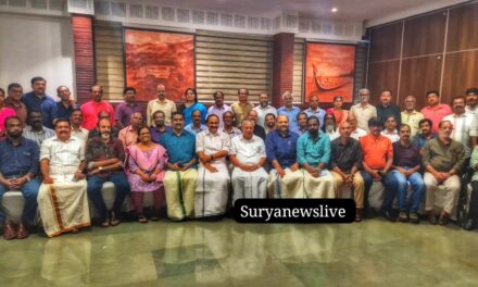 വിരമിച്ച മാധ്യമപ്രവർത്തകർക്കൊപ്പം ഗ്രൂപ്പ് ഫോട്ടോയ്ക്ക് പോസ് ചെയ്ത് മുഖ്യമന്ത്രിയും പ്രതിപക്ഷ നേതാവും