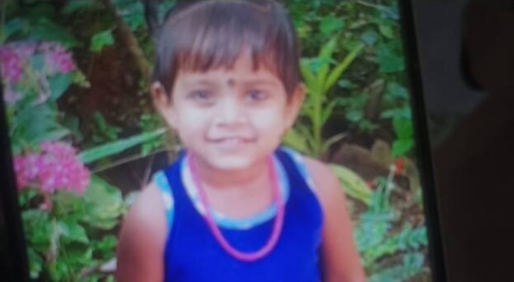 അച്ഛനും അമ്മയും ബാഗും കുടയും വാങ്ങാന്‍ കടയിലേക്ക് പോയി ; സൈക്കിള്‍ ചവിട്ടുന്നതിനിടെ സ്ലാബില്ലാത്ത ഓടയിൽ വീണു നാല് വയസുകാരി മരിച്ചു