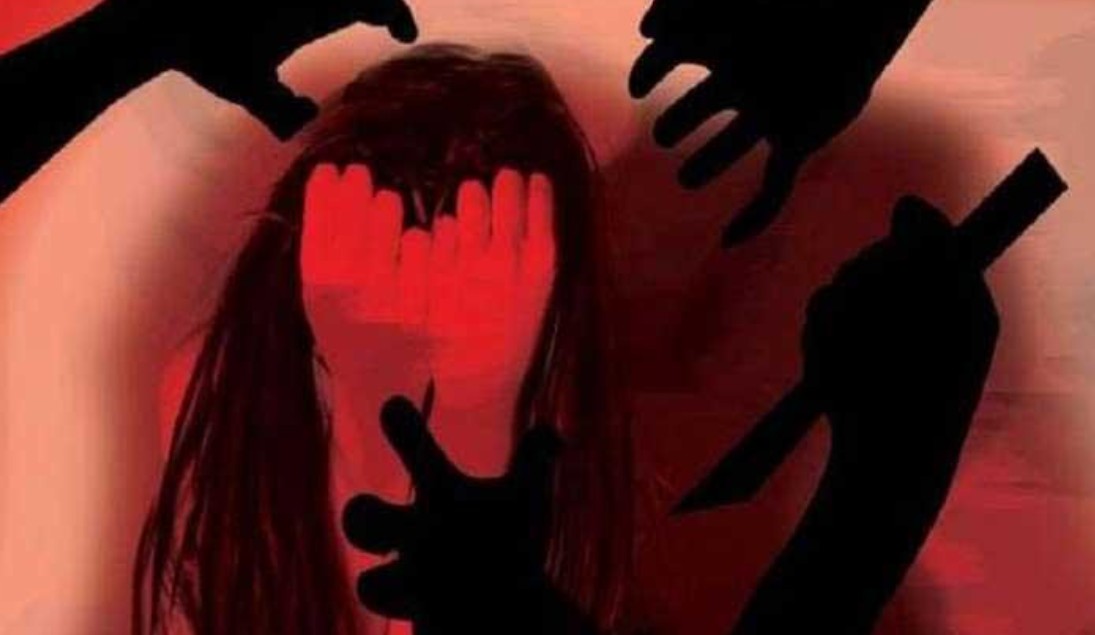 പതിനഞ്ചുകാരിയെ നിരന്തരമായി കൂട്ടബലാത്സംഗത്തിന് ഇരയാക്കി, ദൃശ്യങ്ങൾ പകർത്തി, കാമുകനടക്കം അഞ്ച് പേര്‍ പിടിയില്‍