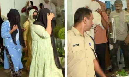 ബന്ധുക്കളെ കാണാൻ  എത്തിയതാണ് : രഹസ്യ വിവരത്തിന്റെ അടിസ്ഥാനത്തിൽ പെൺവാണിഭ കേന്ദ്രത്തിൽ പോലീസ് റെയ്ഡ്; ആറ് സ്ത്രീകൾ ഉൾപ്പെടെ 9 പേർ അറസ്റ്റിൽ