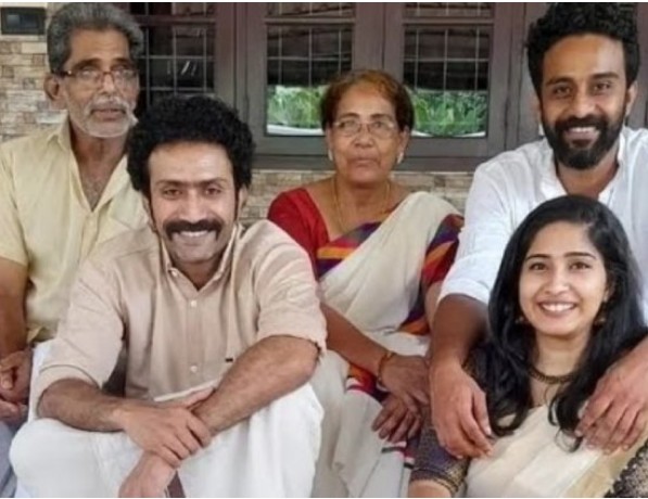 ഒരിക്കലും  ഞങ്ങൾ തമ്മിൽ ചിരിച്ചിട്ടില്ല എപ്പോഴും വഴക്കായിരുന്നു; ചാച്ചൻ പോയപ്പോൾ എനിക്ക് കരച്ചിൽ വന്നില്ല ഞാൻ കരഞ്ഞാൽ ചാച്ചൻ പോകും : കുറിപ്പുമായി ലാസർ ഷൈൻ