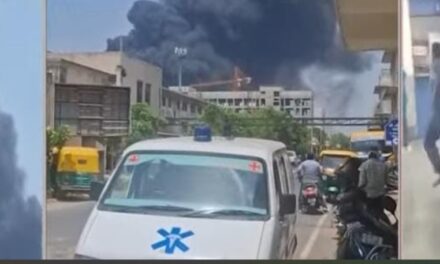 വൻ ദുരന്തം; ലണ്ടനിലേക്ക് പുറപ്പെട്ട എയര്‍ ഇന്ത്യ വിമാനം അഹമ്മദാബാദില്‍ തകര്‍ന്നുവീണു; വിമാനത്തിലുണ്ടായിരുന്നത് 242 യാത്രക്കാർ