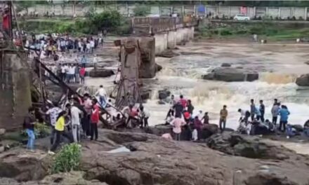 പൂനെയില്‍ പാലം തകര്‍ന്നുവീണ് ആറുപേര്‍ മരിച്ചു :  20ലധികം ആളുകൾ ഒഴുക്കിൽ പെട്ടു