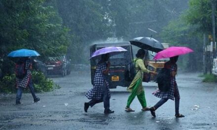 അതിതീവ്ര മഴ; മൂന്ന് ജില്ലകളിലെ എല്ലാ വിദ്യാഭ്യാസ സ്ഥാപനങ്ങൾക്ക് തിങ്കളാഴ്ച അവധി