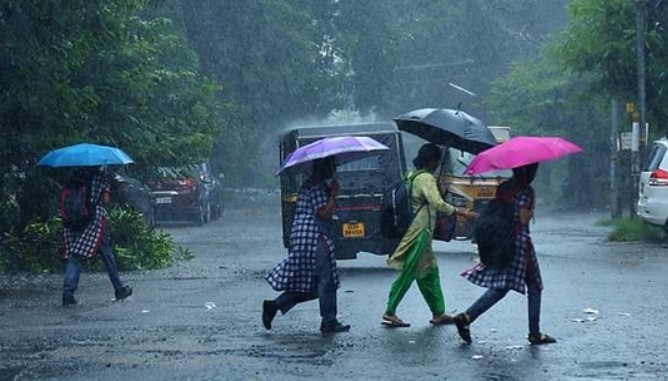 അതിതീവ്ര മഴ; മൂന്ന് ജില്ലകളിലെ എല്ലാ വിദ്യാഭ്യാസ സ്ഥാപനങ്ങൾക്ക് തിങ്കളാഴ്ച അവധി