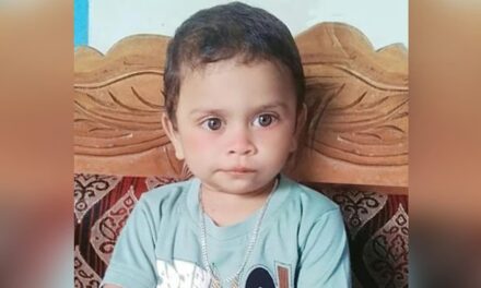 ബുള്ളറ്റ് ഓട്ടോറിക്ഷയിലേക്ക് ഇടിച്ചുകയറി; അമ്മയുടെ കയ്യില്‍ നിന്നും റോഡിലേക്ക് തെറിച്ചുവീണ് ഒരു വയസ്സുകാരന്‍ മരിച്ചു