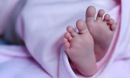 നവജാത ശിശുവിന്റെ മരണകാരണം തലയ്ക്കേറ്റ ക്ഷതം,  പ്രസവം നടന്ന ഉടന്‍ പൊക്കിള്‍ക്കൊടി 21 കാരി  സ്വയം മുറിച്ചു; കരച്ചില്‍ പുറത്തു കേള്‍ക്കാതിരിക്കാന്‍ വാ പൊത്തിപ്പിടിച്ചു, കുഞ്ഞിനെ വലിച്ചെറിഞ്ഞോ എന്ന് സംശയം :