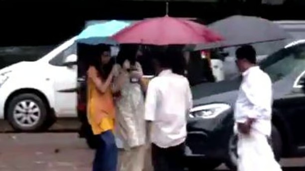 നിലമ്പൂരിൽ വോട്ടെടുപ്പ് പുരോഗമിക്കുന്നു : കനത്ത മഴയിലും ആദ്യ മൂന്നു മണിക്കൂറിൽ 17% പിന്നിട്ടു : ഭേദപ്പെട്ട പോളിങ്