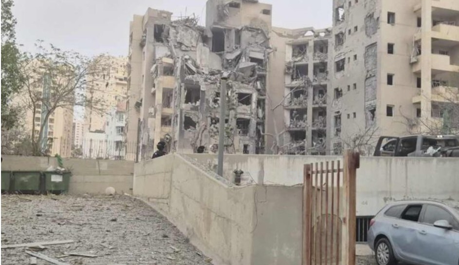 ഇസ്രയേലില്‍ വീണ്ടും ഇറാന്‍ ആക്രമണം; മൂന്നുപേര്‍ കൊല്ലപ്പെട്ടു, വെടിനിർത്തൽ ധാരണയായെന്ന ട്രംപിന്റെ വാദം തള്ളി ഇറാൻ