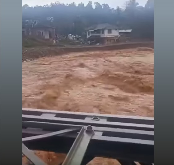 മുണ്ടക്കൈയിലും ചൂരൽമഴയിലും കനത്തമഴ; പുന്നപ്പുഴയിൽ ഒഴുക്ക് ശക്തം : സ്ഥലത്തെത്തിയ വില്ലേജ് ഓഫീസറെ തടഞ്ഞു,  പ്രദേശവാസികൾക്ക് ജാഗ്രതാ നിർദേശം