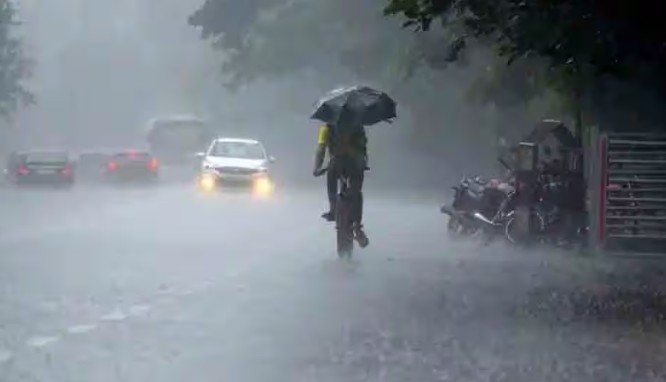 വീണ്ടും ന്യൂനമർദം, സംസ്ഥാനത്ത് അതിതീവ്ര മഴ മുന്നറിയിപ്പ്; മൂന്ന് ജില്ലകളിൽ ഇന്ന് റെഡ് അലർട്ട്, 7 ജില്ലകളിൽ ഓറഞ്ച് അലർട്ട്