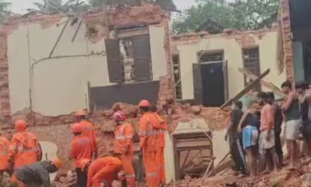 തൃശൂരിൽ ഇരുനില കെട്ടിടം ഇടിഞ്ഞുവീണു; രണ്ടുമരണം