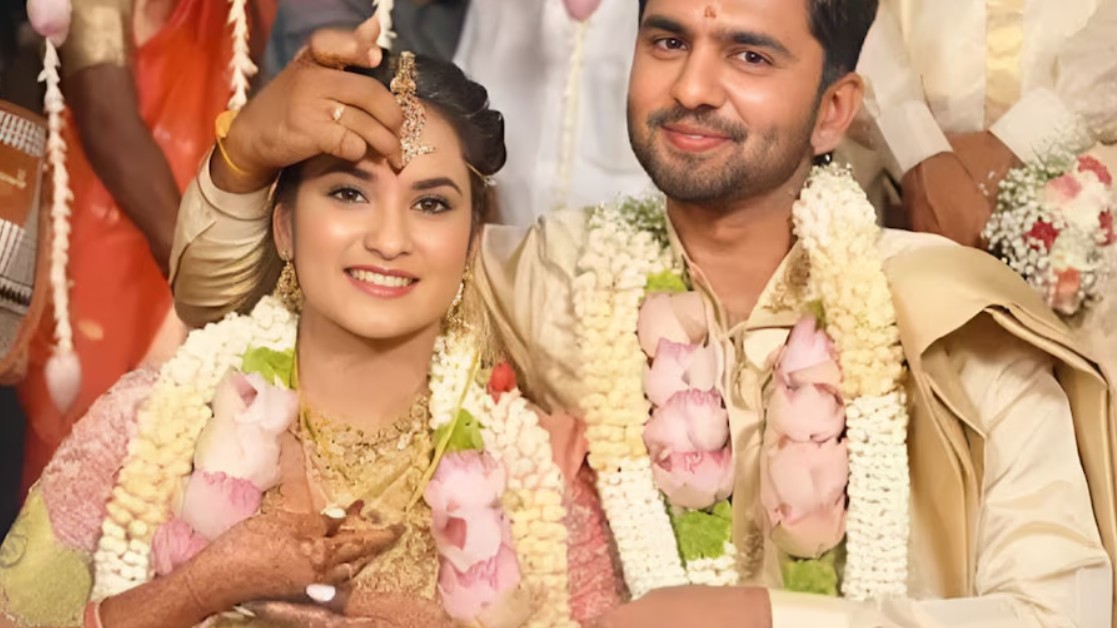 നൂറ് പവന്‍ സ്വര്‍ണവും 70 ലക്ഷം രൂപയുടെ കാറും നല്‍കി കല്യാണം ; എന്നിട്ടും സ്ത്രീധനം കുറഞ്ഞു പോയെന്നു  ഭര്‍തൃവീട്ടുകാർ…  മനം മടുപ്പിച്ച് ഭര്‍ത്താവിന്റെ ലൈംഗിക വൈകൃതങ്ങള്‍; വിളക്കിൽ തൊട്ടാൽ പോലും ശിക്ഷ’, റിധന്യ നേരിട്ടത് കൊടിയ മാനസിക, ശാരീരിക പീഡനം