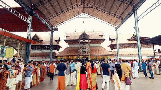 ഗുരുവായൂരില്‍ ദര്‍ശനത്തിന് പണംപറ്റി യൂട്യൂബ് ചാനല്‍ ഗ്രൂപ്പ് .നിയമനടപടിക്ക് ദേവസ്വം.