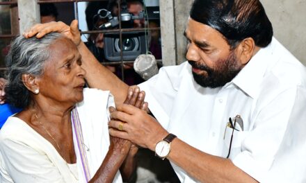 മെഡിക്കൽ കോളേജ് അപകടത്തിൽ മരിച്ച ബിന്ദുവിന്റെ വസതിയിൽ എത്തി മന്ത്രി വാസവൻ. കുടുംബത്തെ ചേർത്തുനിർത്തുമെന്ന് മന്ത്രി