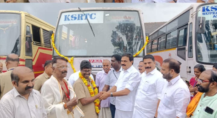 നാലമ്പലത്തിൽ എത്തിയ കെഎസ്ആർടിസി ബസുകൾക്ക് സ്വീകരണം നൽകി