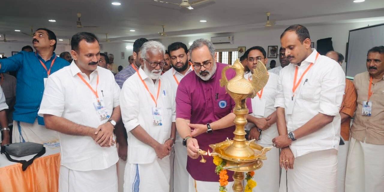 പഞ്ചായത്ത് ഇലക്ഷന് കൗണ്ട് ഡൗൺ ക്ലോക്ക് , കോട്ടയം ജില്ലാ ഓഫീസിൽ സ്വിച്ച് ഓൺ ചെയ്ത് രാജീവ് ചന്ദ്രശേഖർ