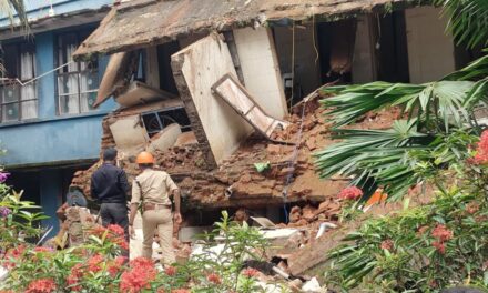 കോട്ടയം മെഡിക്കൽ കോളേജ് അപകടത്തിൽ രക്ഷാപ്രവർത്തനം വൈകിയിട്ടില്ല. സർക്കാരിനെയും ആരോഗൃ വകുപ്പിനെയും വെള്ളപൂശി ജില്ലാ കലക്ടറുടെ റിപ്പോർട്ട്.പിന്നാലെ കലക്ടർക്ക് സ്ഥാനചലനം