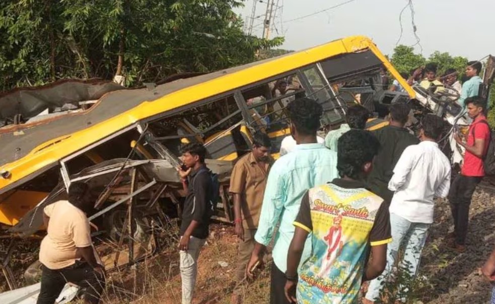 തമിഴ്‌നാട്ടിലെ കടലൂരില്‍ ട്രെയിൻ സ്കൂൾ ബസിലേക്ക് ഇടിച്ചുകയറി; 3 വിദ്യാർഥികൾക്ക് ദാരുണാന്ത്യം