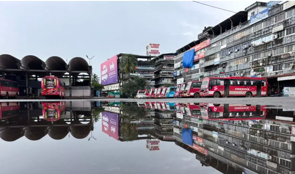 കേരളത്തിൽ ദേശീയ പണിമുടക്ക് ബന്ദിന് സമാനം, കെ.എസ്.ആർ.ടി.സിയും സർവിസ് നടത്തുന്നില്ല : വലഞ്ഞ് യാത്രക്കാർ