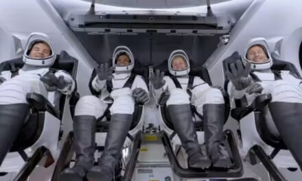 ചരിത്രം കുറിച്ച് ശുഭാംശു തിരിച്ചെത്തി‌ ;ആക്സിയം 4 ഡ്രാഗണ്‍ പേടകം സുരക്ഷിതമായി ഭൂമിയിലിറങ്ങി