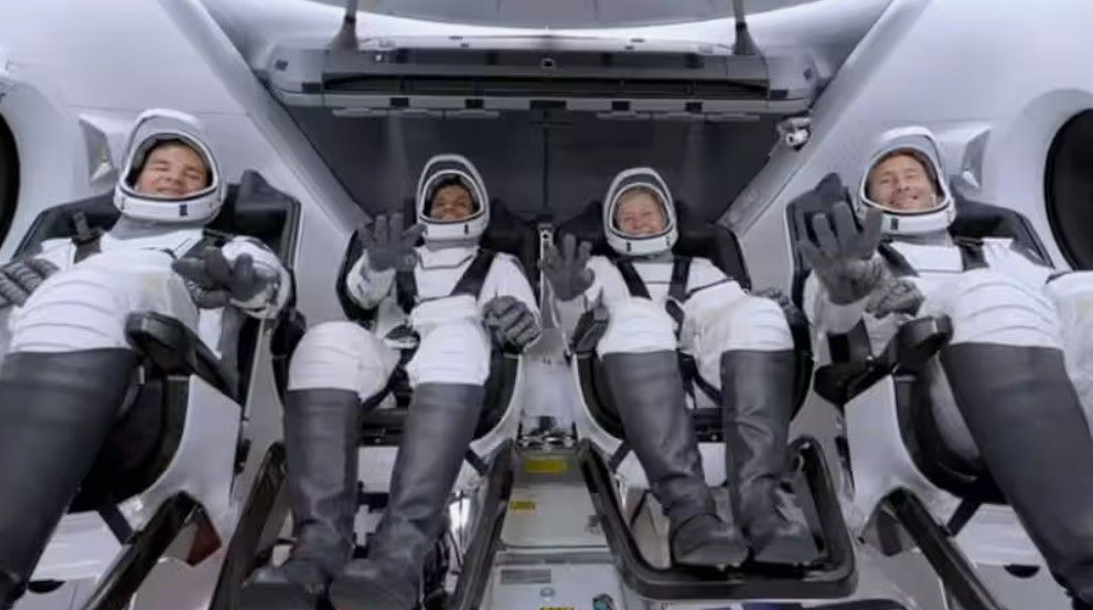 ചരിത്രം കുറിച്ച് ശുഭാംശു തിരിച്ചെത്തി‌ ;ആക്സിയം 4 ഡ്രാഗണ്‍ പേടകം സുരക്ഷിതമായി ഭൂമിയിലിറങ്ങി