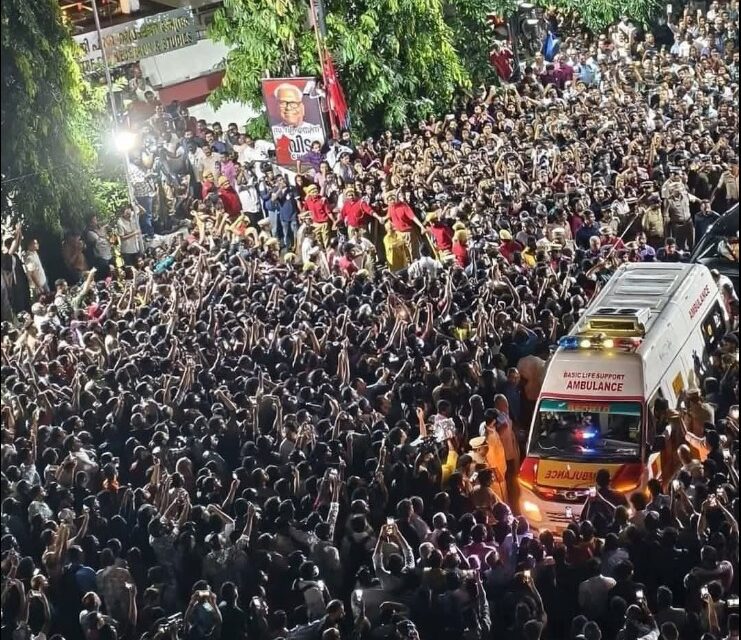 ‘കണ്ണേ കരളേ വിഎസ്സേ…’; വിഎസിന് വിടനൽക്കാൻ പതിനായിരങ്ങൾ; മൃതദേഹം എകെജി പഠനകേന്ദ്രത്തിലെത്തിച്ചു