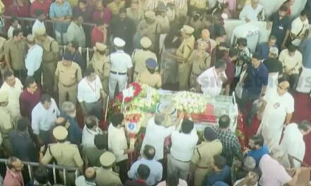 ‘കണ്ണേ കരളേ വിഎസ്സേ…, ജീവിക്കുന്നു ഞങ്ങളിലൂടെ’; കനത്ത മഴയിലും വിപ്ലവനായകന് കേരളത്തിന്‍റെ യാത്രാമൊഴി ; ആലപ്പുഴയിലേക്കുള്ള യാത്ര രണ്ട് മണിക്ക്