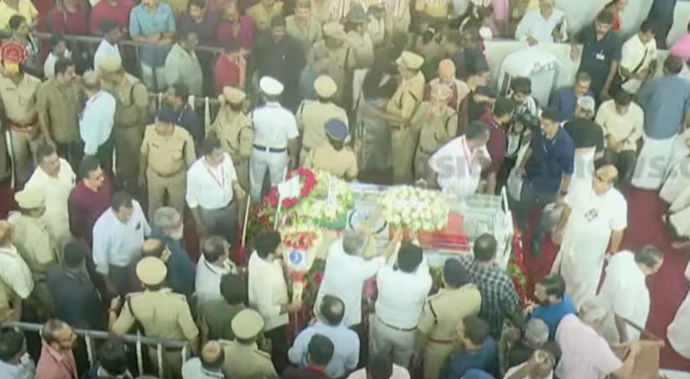 ‘കണ്ണേ കരളേ വിഎസ്സേ…, ജീവിക്കുന്നു ഞങ്ങളിലൂടെ’; കനത്ത മഴയിലും വിപ്ലവനായകന് കേരളത്തിന്‍റെ യാത്രാമൊഴി ; ആലപ്പുഴയിലേക്കുള്ള യാത്ര രണ്ട് മണിക്ക്