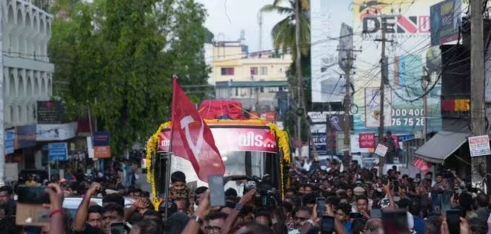കണ്ണേ.. കരളേ വിഎസ്സേ….’; തിരുവനന്തപുരത്ത് നിന്ന് വിഎസിൻ്റെ മടക്കയാത്ര : ആറ് കിലോമീറ്റർ താണ്ടാൻ മൂന്നു മണിക്കൂര്‍