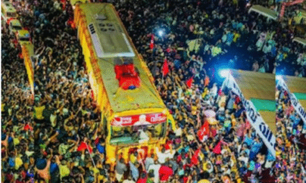 കണ്ണേ… കരളേ വിഎസേ…. ലാല്‍ സലാം….വിലാപയാത്ര ആലപ്പുഴയിൽ   : പ്രിയസഖാവിനെ ഒരുനോക്ക്  കാണാന്‍ കണ്ണിമ ചിമ്മാതെ കാത്തിരുന്ന് ജനം, വഴിയോരം നിറയെ ജനസാഗരം