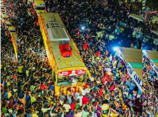 കണ്ണേ… കരളേ വിഎസേ…. ലാല്‍ സലാം….വിലാപയാത്ര ആലപ്പുഴയിൽ   : പ്രിയസഖാവിനെ ഒരുനോക്ക്  കാണാന്‍ കണ്ണിമ ചിമ്മാതെ കാത്തിരുന്ന് ജനം, വഴിയോരം നിറയെ ജനസാഗരം