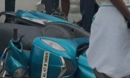 മൂവാറ്റുപുഴയിൽ ടോറസ് ലോറി സ്‌കൂട്ടറിലിടിച്ചു, റോഡിൽ വീണ യാത്രക്കാരന്റെ തലയിലൂടെ ലോറി കയറിയിറങ്ങി, ദാരുണാന്ത്യം