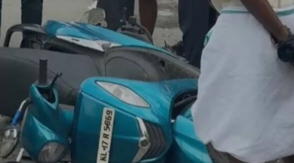 മൂവാറ്റുപുഴയിൽ ടോറസ് ലോറി സ്‌കൂട്ടറിലിടിച്ചു, റോഡിൽ വീണ യാത്രക്കാരന്റെ തലയിലൂടെ ലോറി കയറിയിറങ്ങി, ദാരുണാന്ത്യം